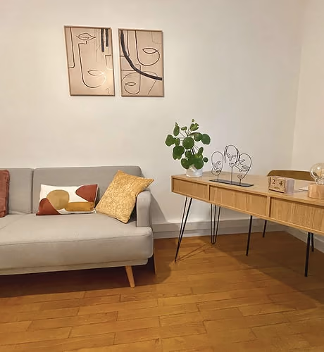Le bureau de consultation, avec un canapé et des éléments de décoration